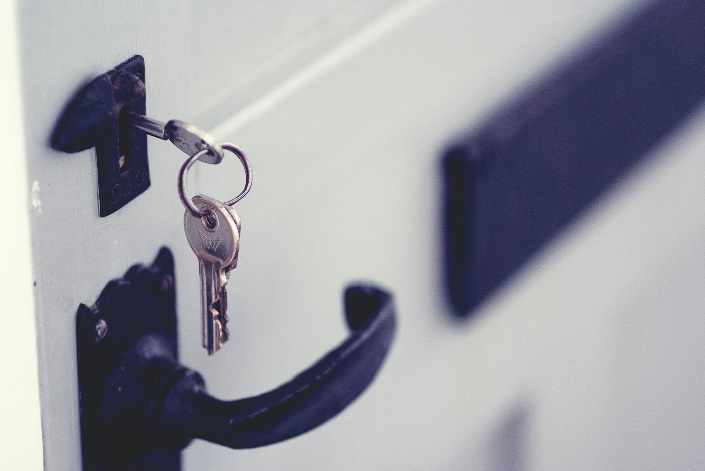 Serratura di sicurezza con chiavi su una porta